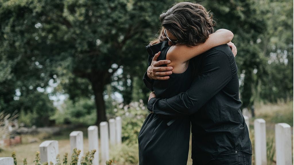 ABC:n haastatteleman psykologin mukaan Billin palveluksissa on ongelmansa: asiat pitäisi selvittää elossa ollessaan sen sijaan, että "pudottaa pommin" surevien omaisten niskaan omissa hautajaisissaan. Netissäkin moni pitää Billin ideaa asiattomana.