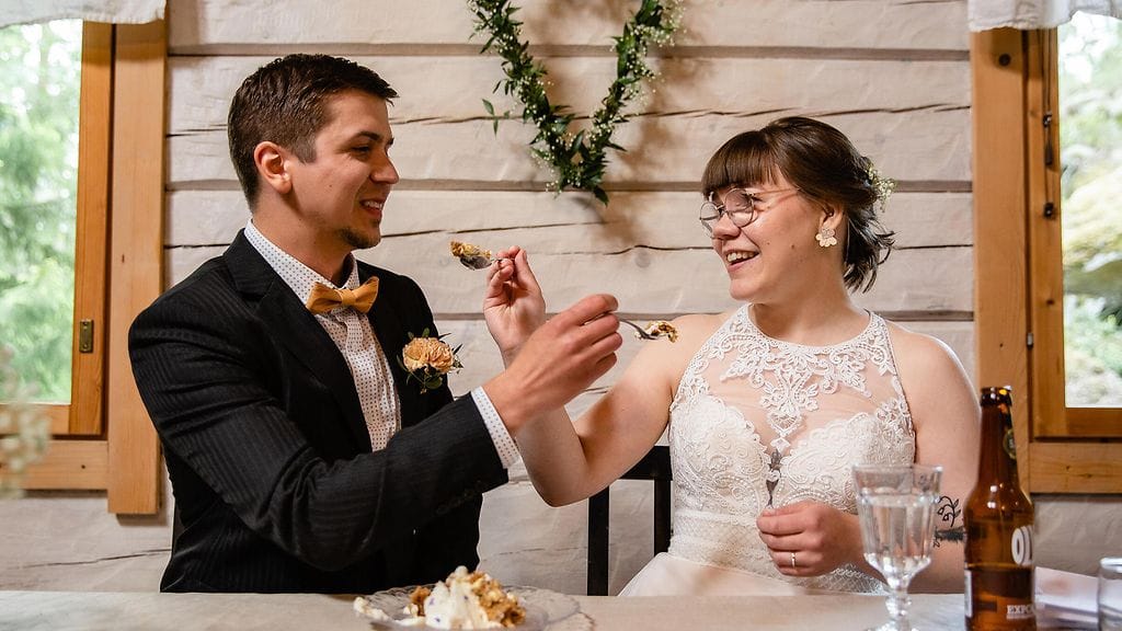 Emman epävarmuus saa aikaan melkoisen kysymysryöpyn heti hääpäivänä.