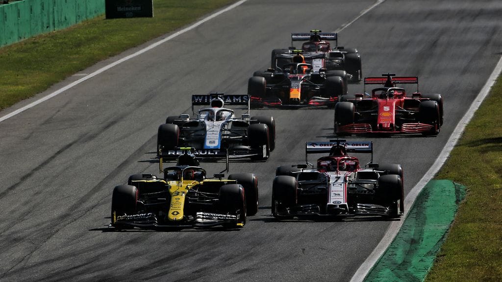 Kimi Räikkönen juuttui Esteban Oconin taakse, mutta Sebastian Vettelillä oli vielä pahempi tilanne.