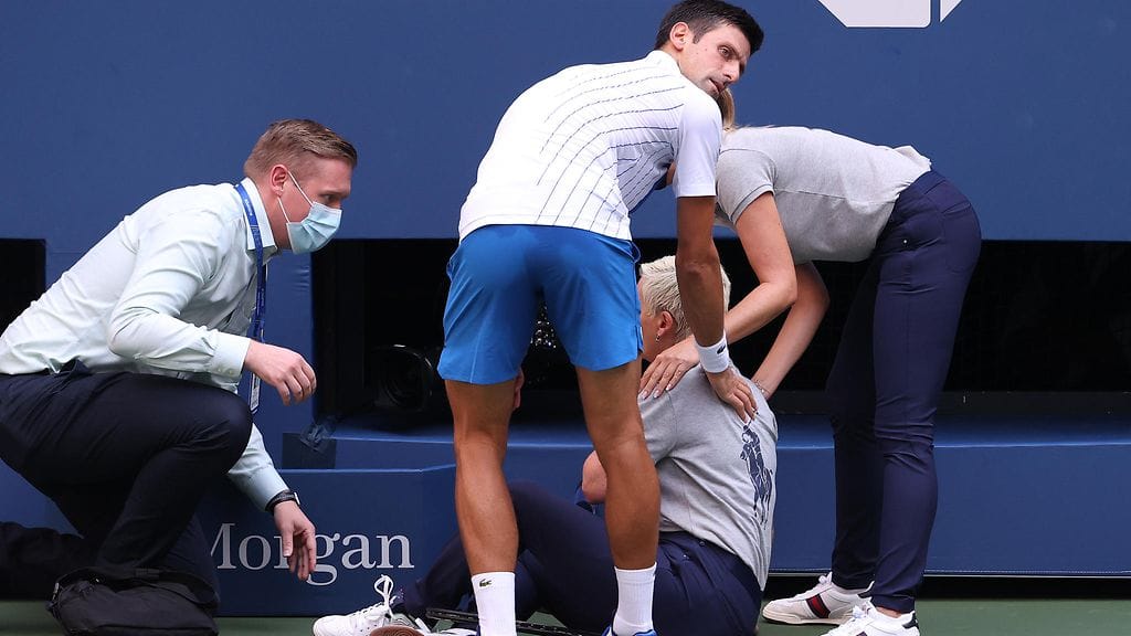 Novak Djokovic teki kalliin virheen. Pallosta saanut linjatuomari maassa.