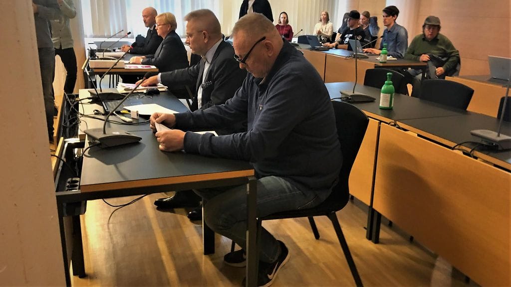 Keijo Vilhunen oikeudessa maanantaiaamuna. Vieressä istuu asianajaja Markku Fredman.