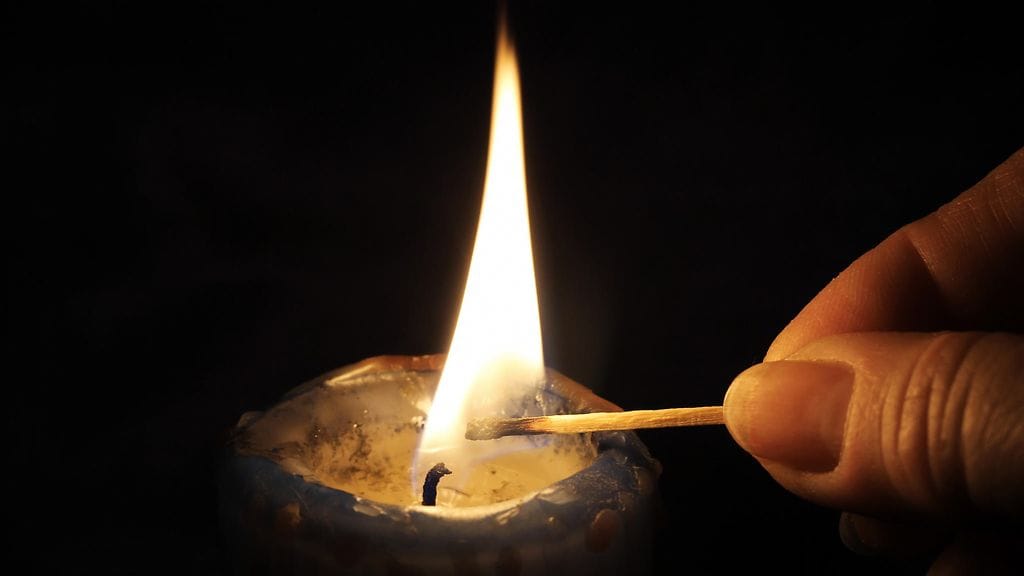 Muistokynttilän sytyttäminen sai aikaan kuolonuhreja vaatineen tulipalon sairaalassa. Kuvituskuva.