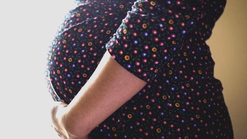 Raskauteen perustuva syrjintä työelämässä on huomattavan yleistä, ilmenee Tilastokeskuksen sosiaali- ja terveysministeriölle tekemästä selvityksestä. Kuvituskuva.