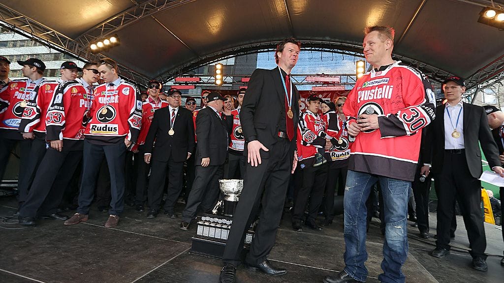 Olli Lindholm oli innokas Ässien kannattaja. Hän pääsi esiintymään Ässien mestaruusjuhlissa keväällä 2013.