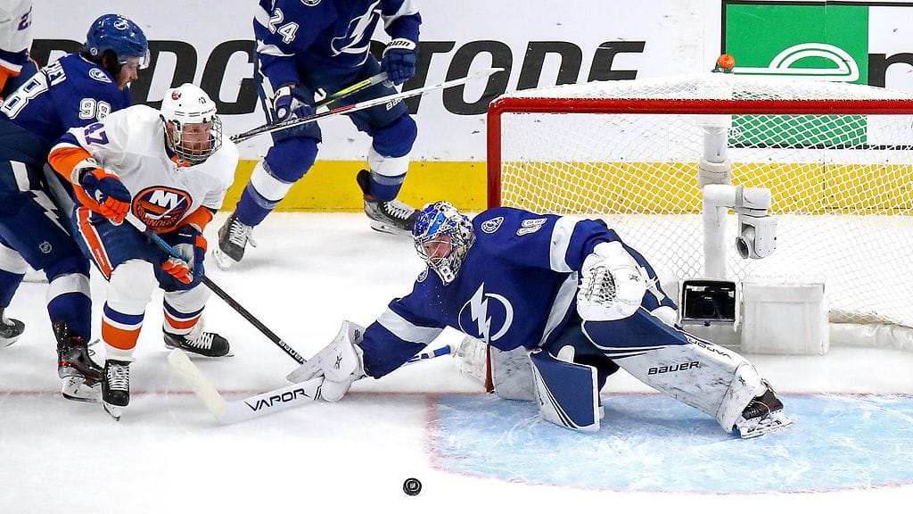 Leo Komarov vääntämässä Tampa Bay Lightningin maalilla idän viidennessä konferenssifinaalissa.