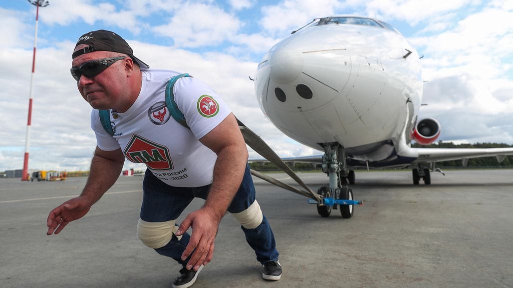 16 tonnia painava lentokone liikkui Sergei Agadzhanjanin käsittelyssä.