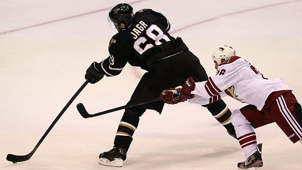 Phoenixin Rostislav Klesla yrittää estellä Jaromir Jagria.