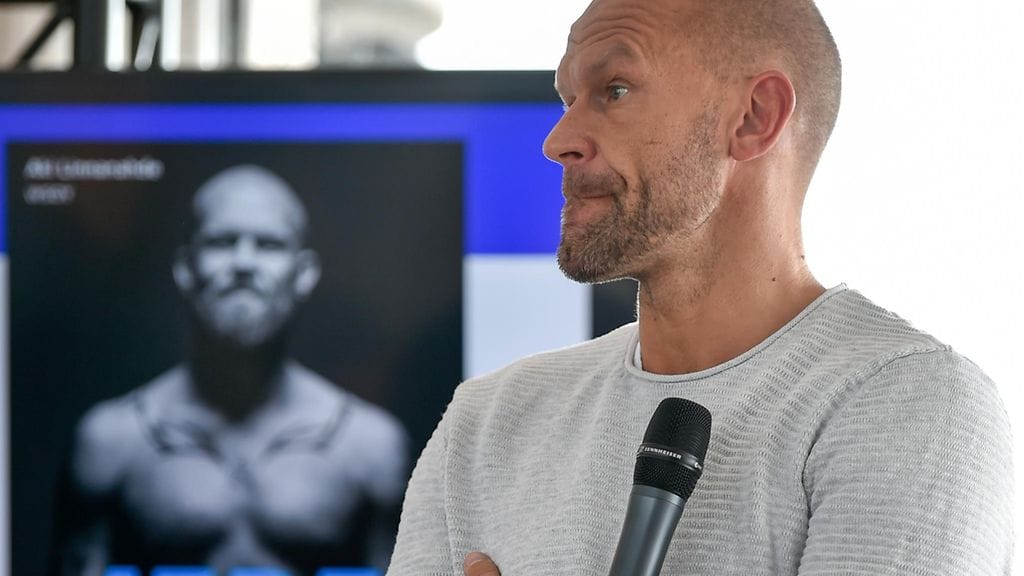 Jere Karalahden elämästä kertova Karalahti-elokuva saa ensi-iltansa helmikuussa. Dokumentissa ääneen pääsee myös hänen isänsä Arto Karalahti.