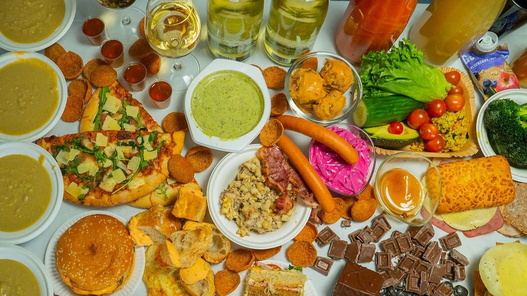 Olet_Mita_Syot_S3_E4_Lalli_Savolainen_Huonon_Ruoan_Poyta003