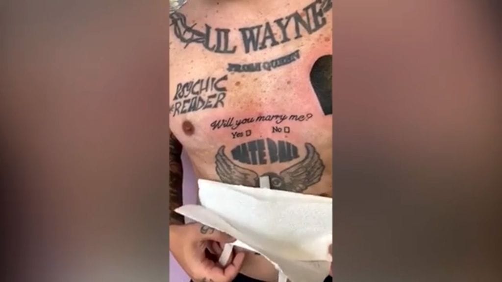 Tämä kosinta on ikuinen! Bruno Neves päätti kosia naisystäväänsä Patricia Caladoa taatusti ainutlaatuisella tavalla. Mies otti kosiotatuoinnin rintaansa. Kuva Reuters