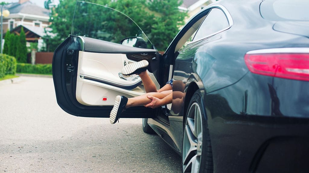 15-vuotiaana Kara Robinson Chamberlain joutui kokemaan painajaisen: hän oli ystävänsä luona kylässä ja seisoi yksin tämän pihalla, kun tuntematon mies ajoi paikalle.
 Kuvituskuva.