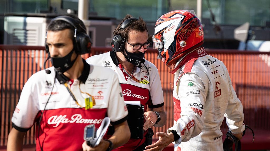 Kimi Räikkönen juttusilla insinöörinsä kanssa Mugellossa.