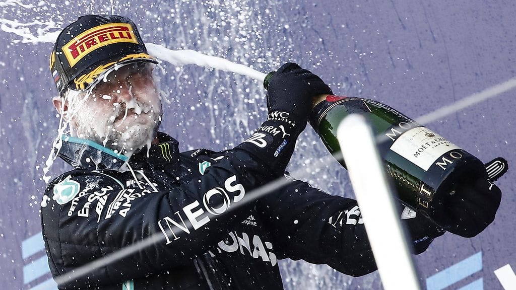 Valtteri Bottas antoi juoman kuohuta kauden toisen F1-voittonsa jälkeen Venäjän Sotshissa.