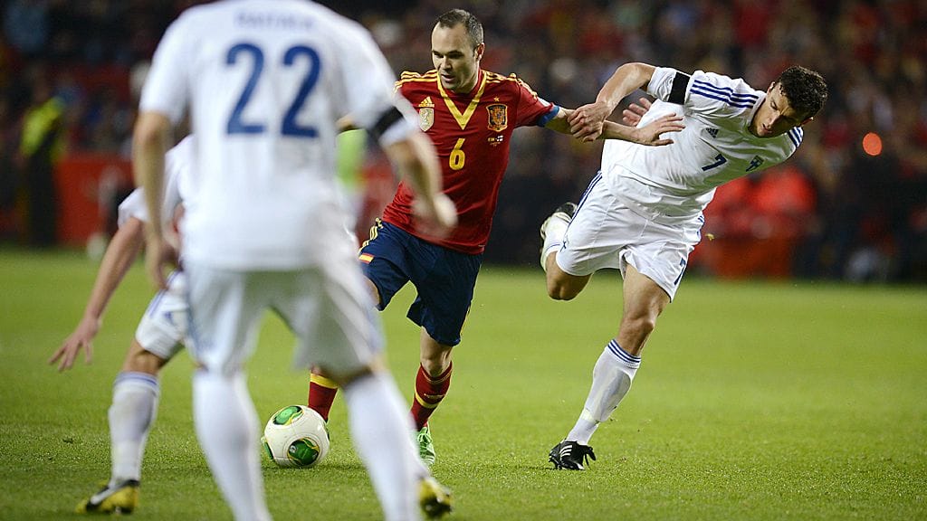 Roman Eremenko raastaa ja repii Andres Iniestaa vastaan.