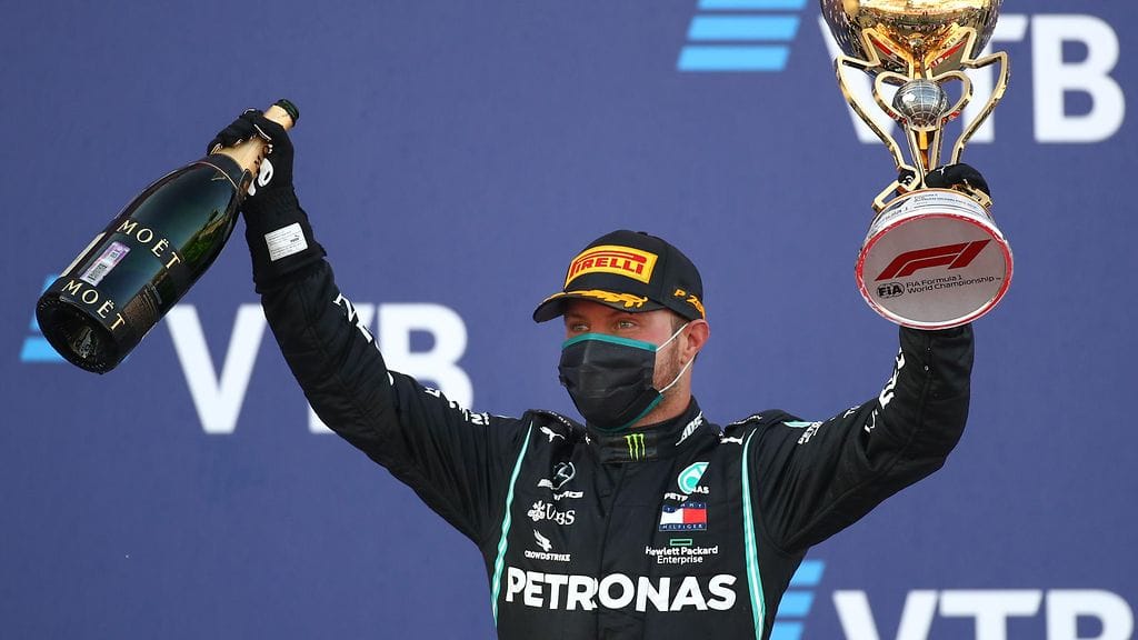 Valtteri Bottas tervehtii Jenson Buttonia Venäjän GP:n jälkeen.