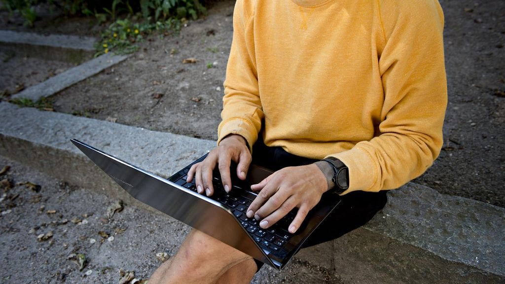 LK 1.10.2020 etätyö, nainen, tietokone, piha