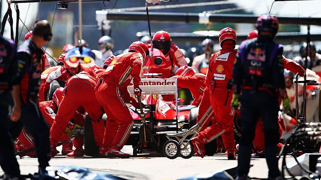 Fernando Alonso varikkokäynnillä.