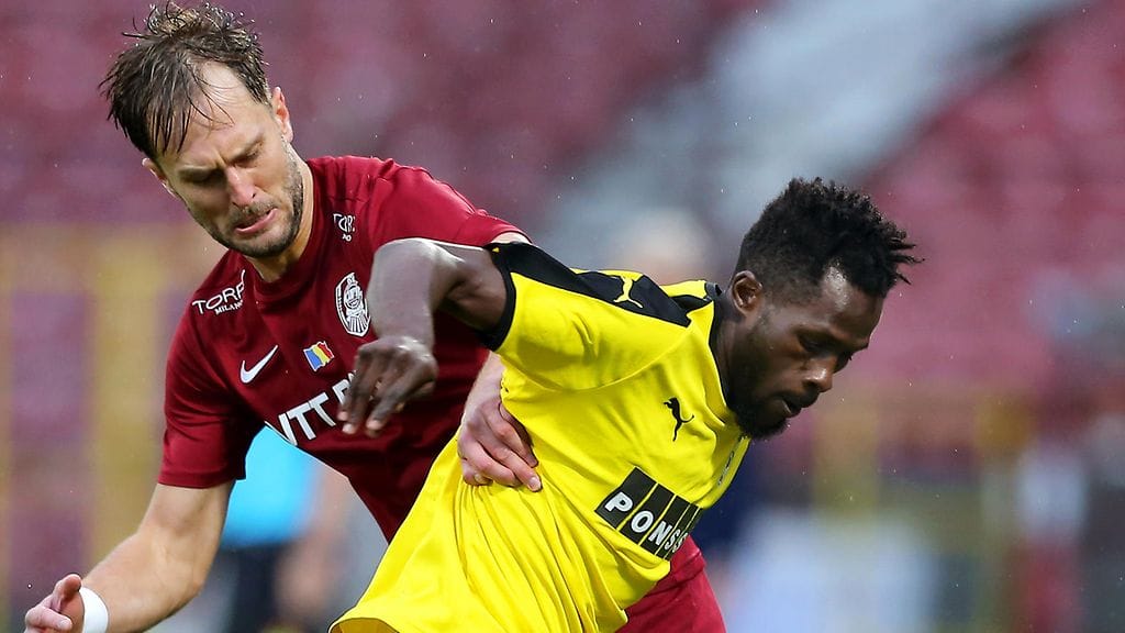 Clujin Damjan Dokovic ja KuPSin Usman Sale kamppailevat pallosta.