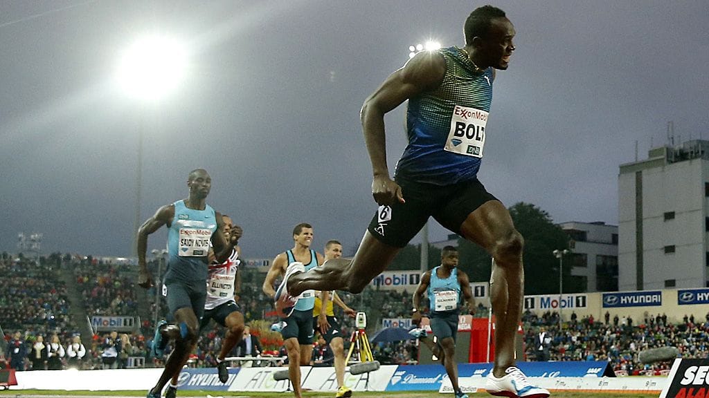 Usain Bolt lentää maaliin Oslossa.