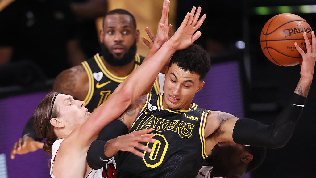Kyle Kuzma löysi syötöllään takanaan palloa odottaneen LeBron Jamesin.