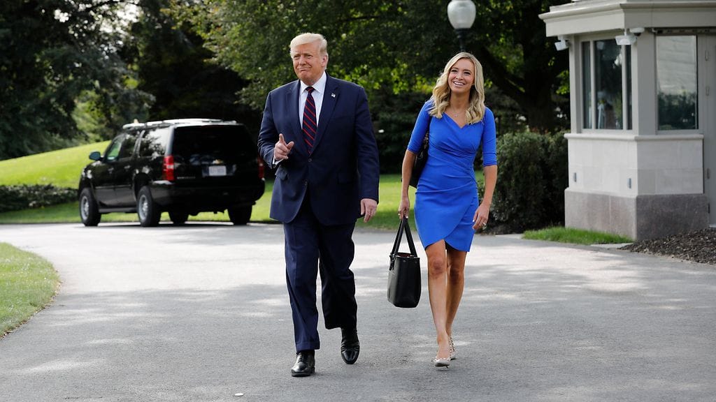 USA:n presidentti Donald Trump saapumassa toimittajien haastateltavaksi Washington D.C.:ssä Valkoisen talon pihalla 15. syyskuuta. Oikealla lehdistösihteeri Kayleigh McEnany, joka ilmoitti tänään saaneensa koronavirustartunnan.