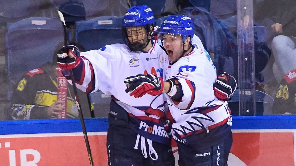 Tim Stützle (vas.) ja Tommi Huhtala pelasivat yhdessä Mannheimissa.