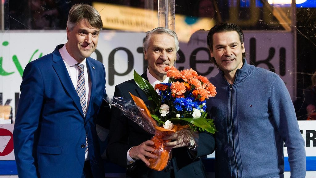 Tamhockey Oy:n puheenjohtaja Heikki Penttilä (vas.) ja kiekkolegendan poika Teppo Numminen onnittelivat Kalevi Nummista tämän 80-vuotispäivänä helmikuussa 2020.