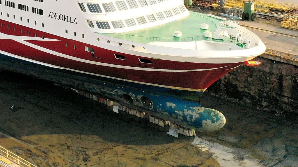 Ahvenanmaalla sunnuntaina 20. syyskuuta pohjakosketuksen saanut Viking Amorella, bulbi lähikuvassa, tutkittavana ja korjattavana Naantalin korjaustelakalla 25. syyskuuta.
