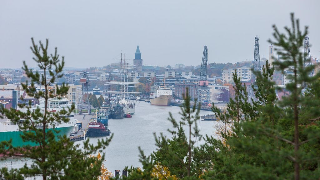 Varsinais-Suomen maakunnan pääkaupunki ja samalla asukasluvultaan suurin kaupunki on Turku.