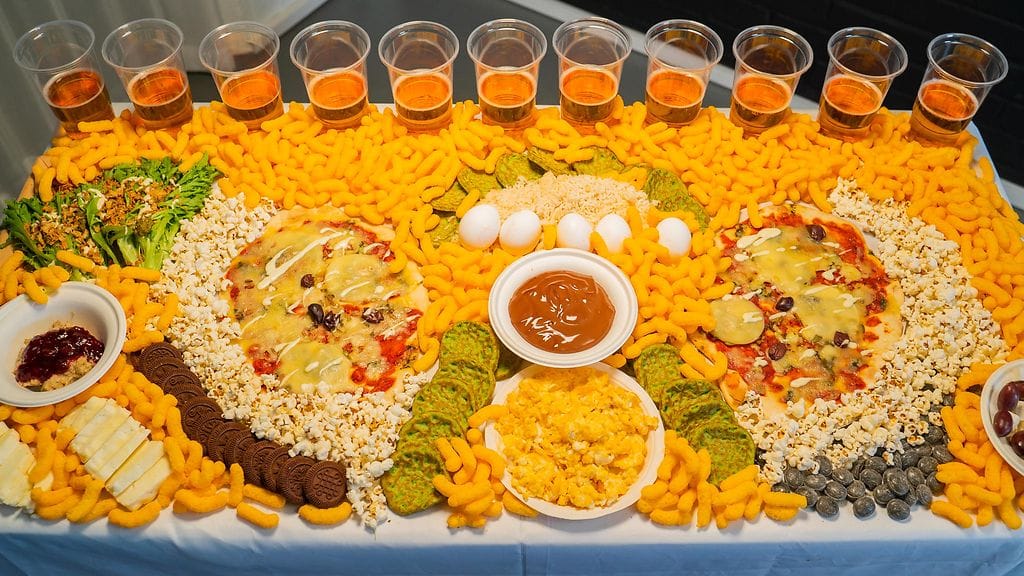 Olet_Mita_Syot_S3_E5_Rea_Tallgren_Huonon_ruoan_poyta_003