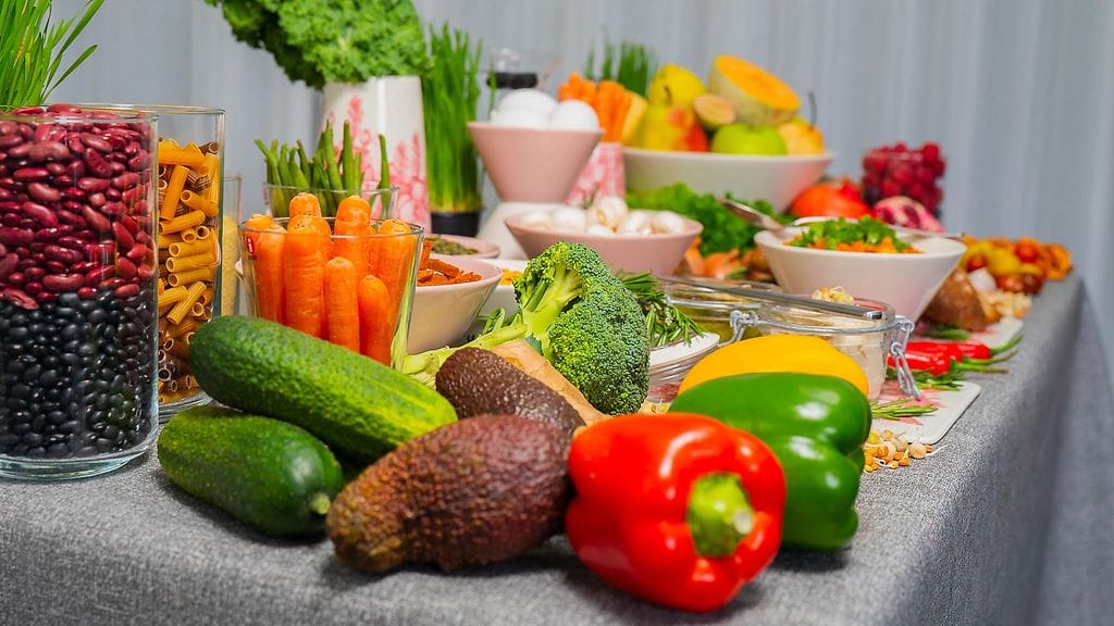 Olet_Mita_Syot_S3_E5_Rea_Tallgren_hyvan_ruoan_poyta_001