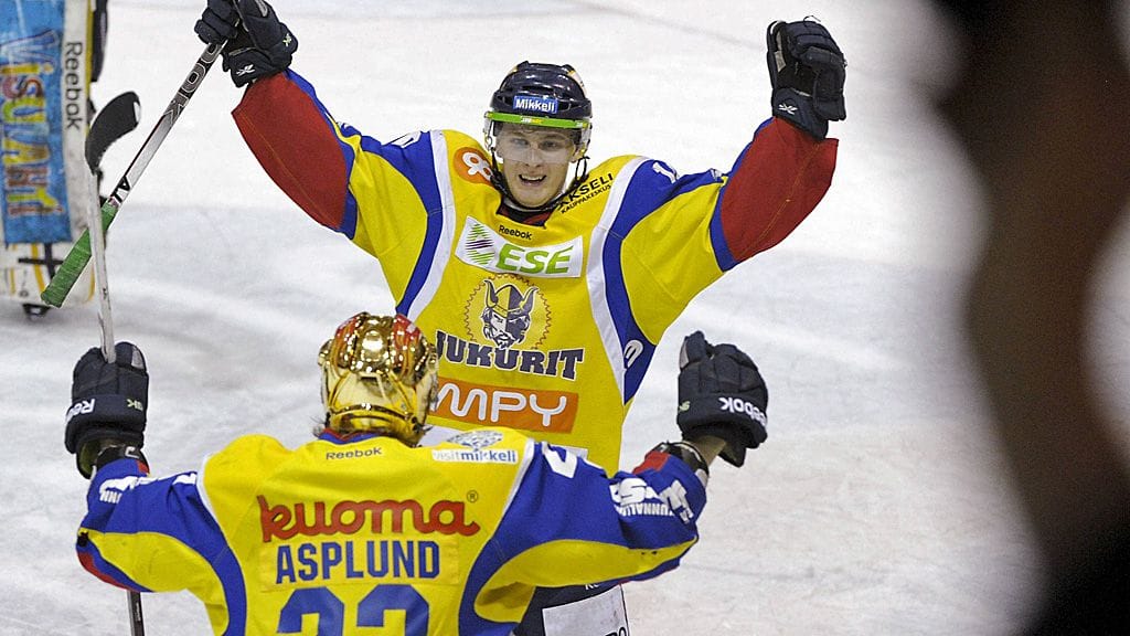 Henrik Koivisto ja Turo Asplund hyökkäävät Jukureiden ykkösketjussa.