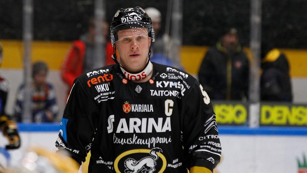 Lasse Kukkonen psyykkaa itseään pukukopissa uskomattomalla tavalla