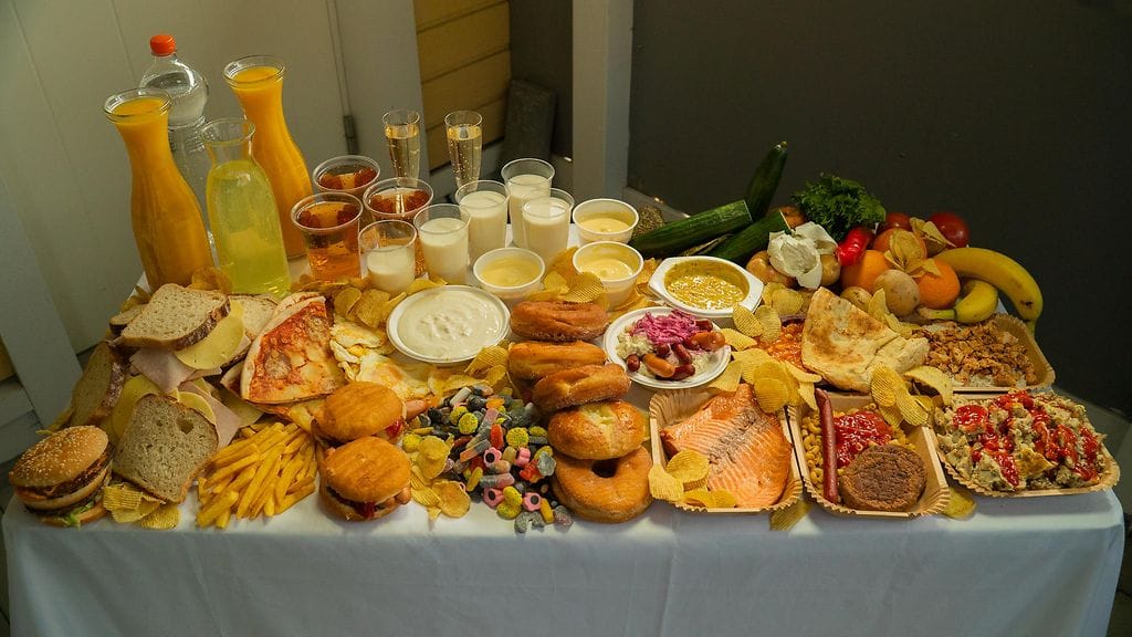 Olet_Mita_Syot_S3_E6_Tuomas_Rajala_Huonon_Ruoan_Poyta001