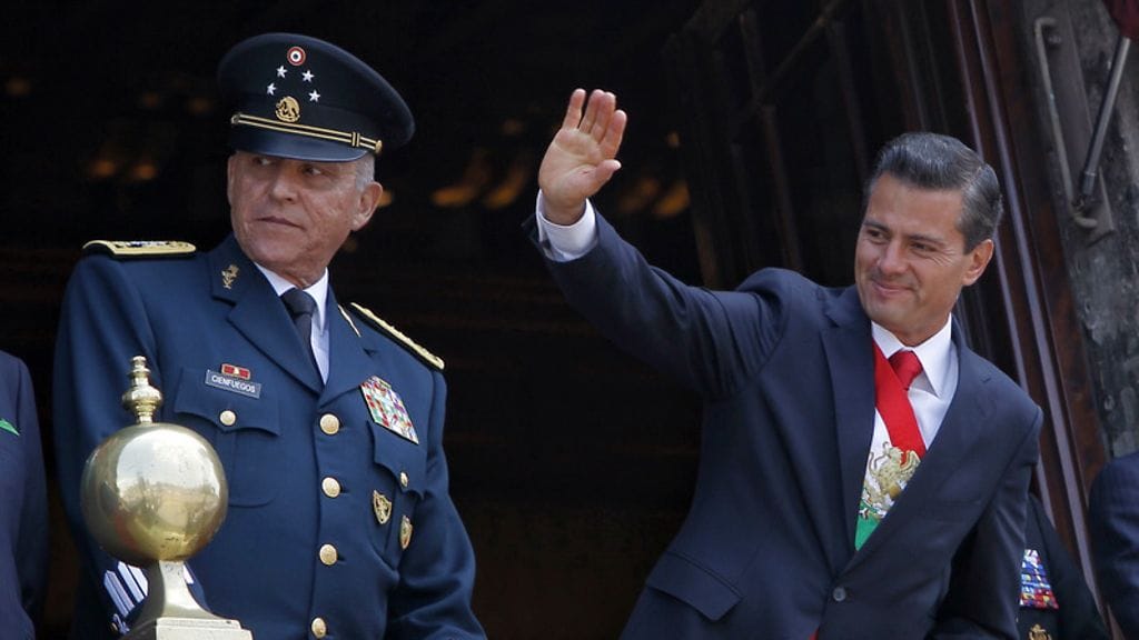 Los Angelesissa pidätetty kenraali Salvador Cienfuegos puolustusministerinä presidentti Enrique Peña Nieton kanssa Meksikon pääkaupungissa Méxicossa syyskuussa 2017.