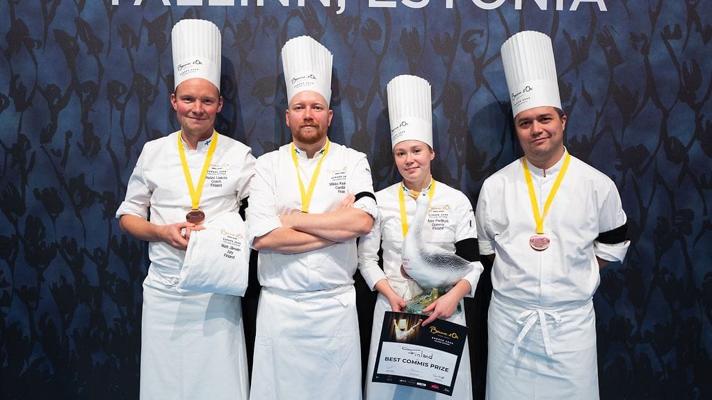 Kuvassa valmentaja Heikki Liekola, kilpailupari Mikko Kaukonen ja Anni Peräkylä sekä Suomen tuomari Sami Rekola Bocuse d'Or-semifinaalin jälkeen syksyllä 2020.