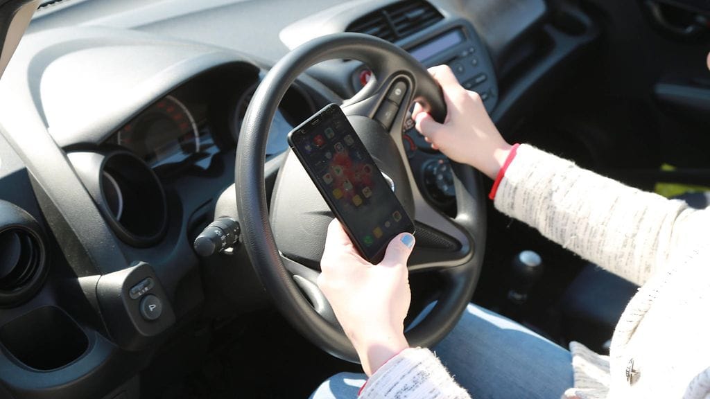 Yli puolet autoilijoista myöntää katsoneensa liikenteessä kännykästä tai auton keskikonsolista esimerkiksi viestejä tai videoita kesken ajon viime vuoden aikana.