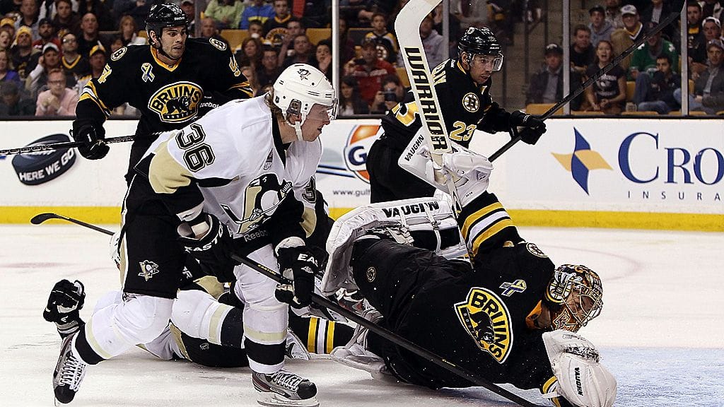 Jussi Jokinen ohittaa Tuukka Raskin runkosarjassa.