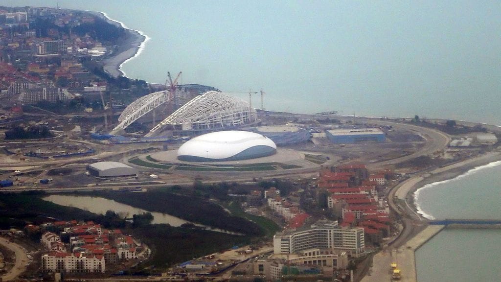 Olympiastadionin ja jäähallin rakennustöitä Sotshissa