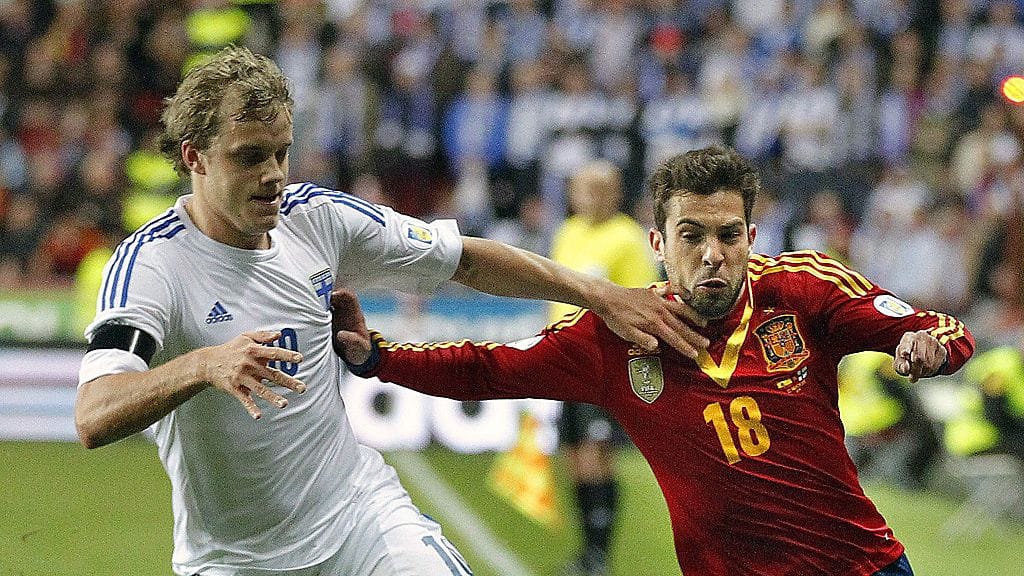 Teemu Pukki ahdistaa espanjalaispelaajaa.