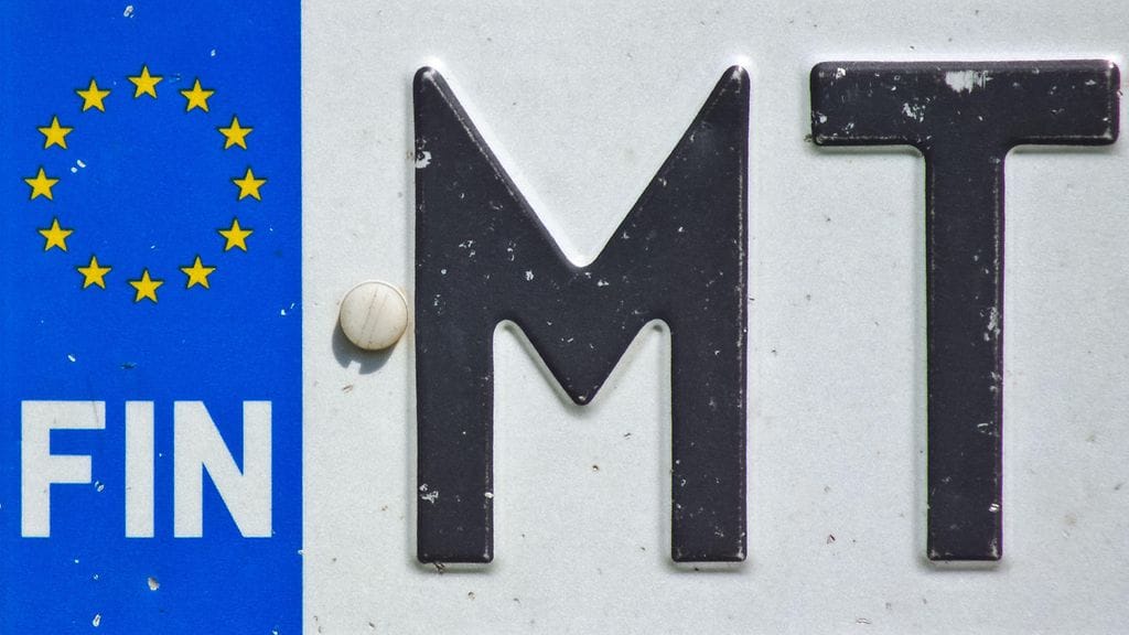 Suomessa käytössä olevassa niin sanotussa EU-kilvessä on Suomen FIN-maatunnus. Ahvenanmaalla käytössä on erilainen kilpi.