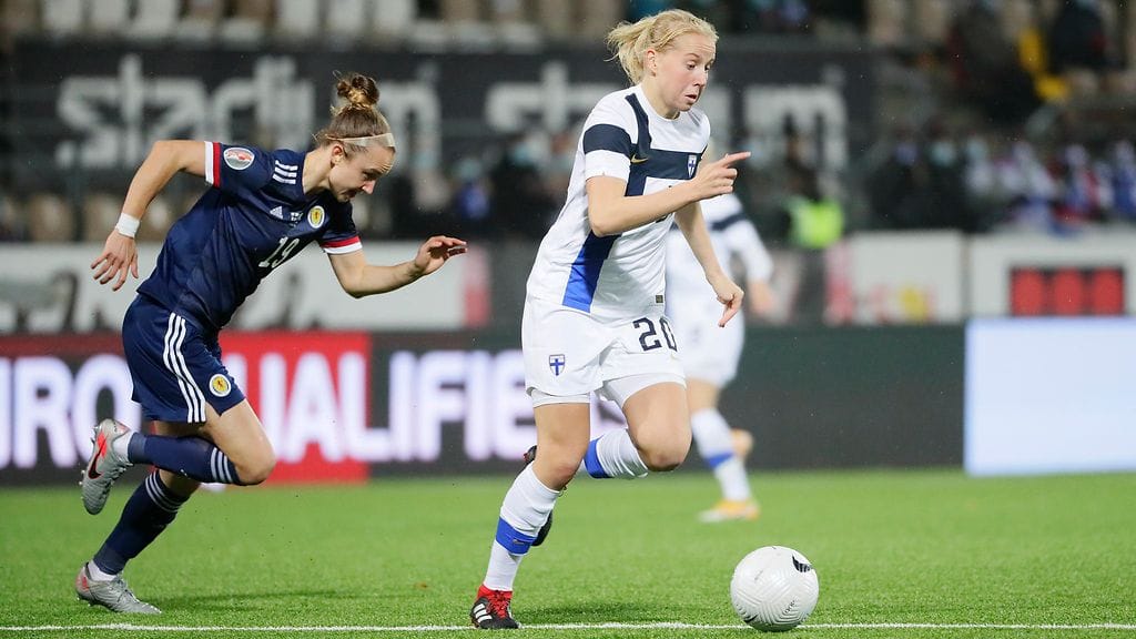 Suomen maalin Skotlantia vastaan laukoi Eveliina Summanen (oik.).