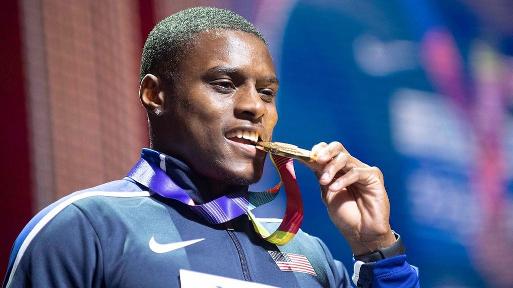 Christian Coleman juhli 100 metrin ja pikaviestin maailmanmestaruutta Dohan MM-kisoissa vuosi sitten.