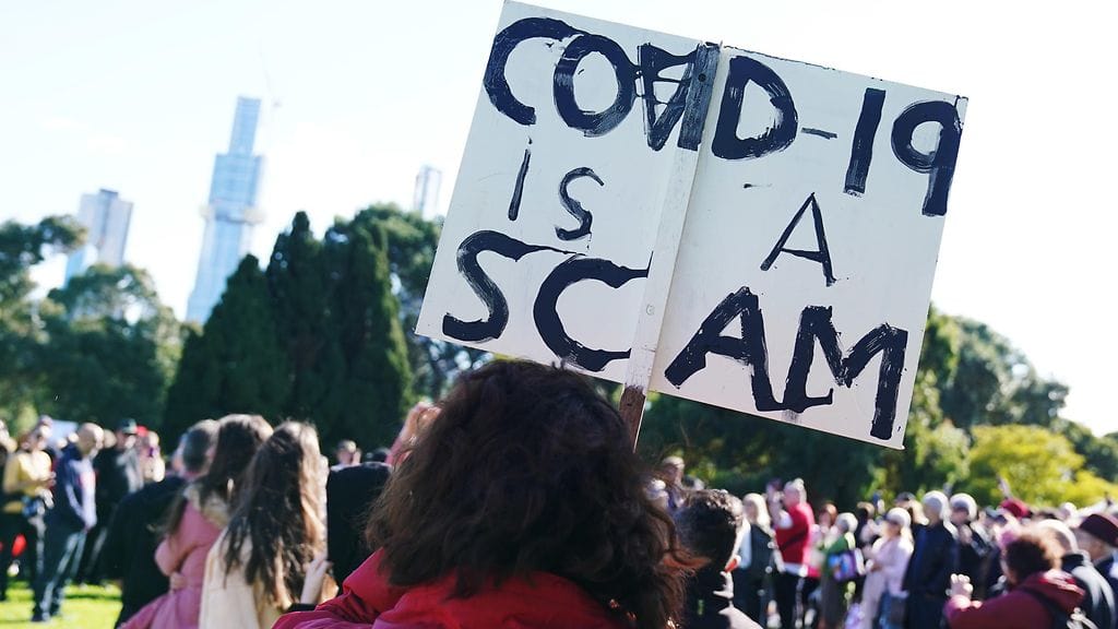 Ihmiset protestoivat koronarokotuksia vastaan Melbournessa toukokuussa 2020.