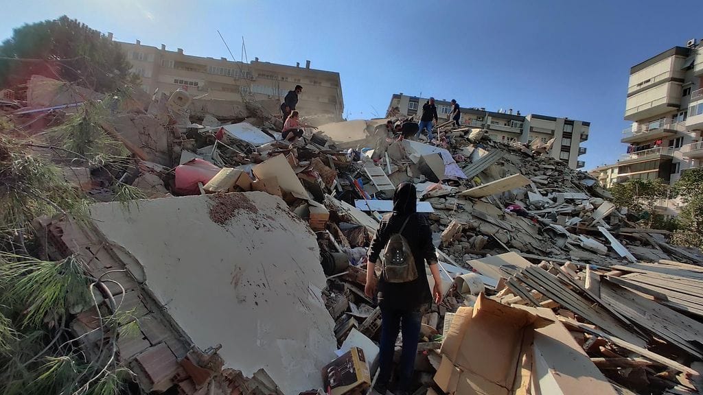 Maanjäristys on aiheuttanut suurta tuhoa miljoonakaupunki Izmirissä Turkissa. Uhreista ei ole vielä tietoa.