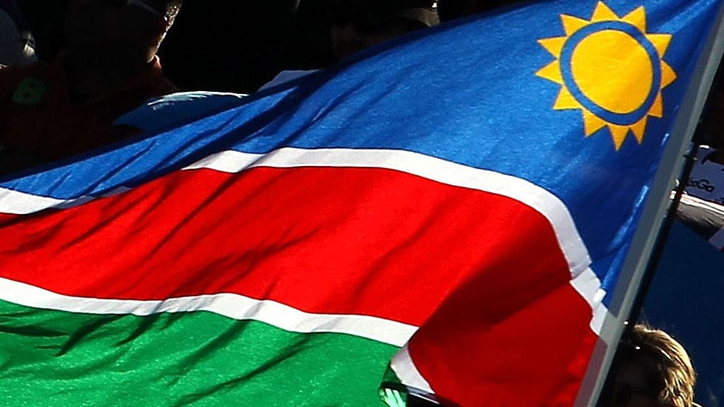 AFP:n haltuunsa saaman dokumentin mukaan Namibia on vaatimassa Saksalta 28 miljardia euroa kansanmurhasta, jonka aikana kymmeniätuhansia ihmisiä sai surmansa. Kuvassa Namibian lippu.