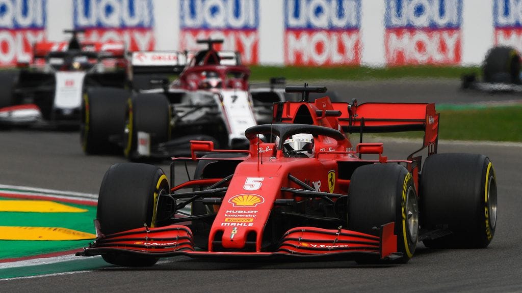 Kimi Räikkönen ja Sebastian Vettel ehtivät huomata radalla olleen vaaratilanteen Imolan F1-kisassa.