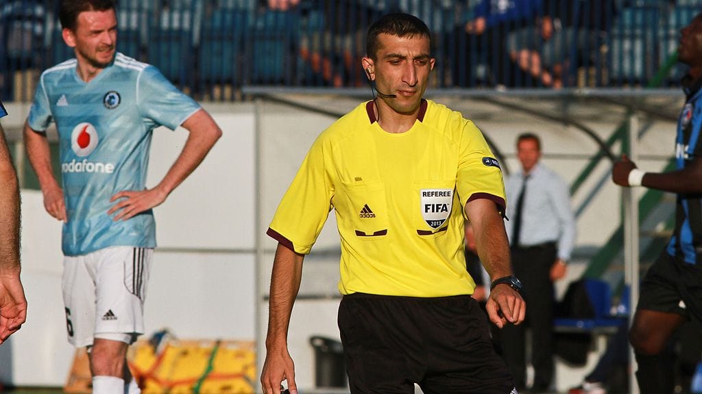 Armenialainen erotuomari Andranik Arsenyan näyttämässä rangaistuspotkua.