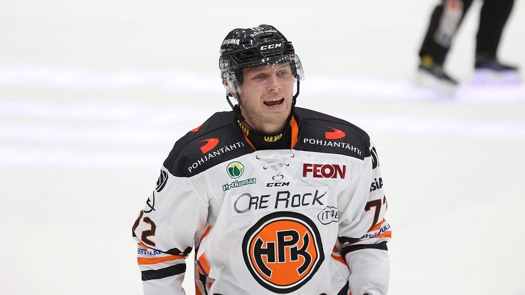 Kristian Vesalainen vie HPK:n 2-1-johtoon keskiviikon ottelussa Kärppiä vastaan.
