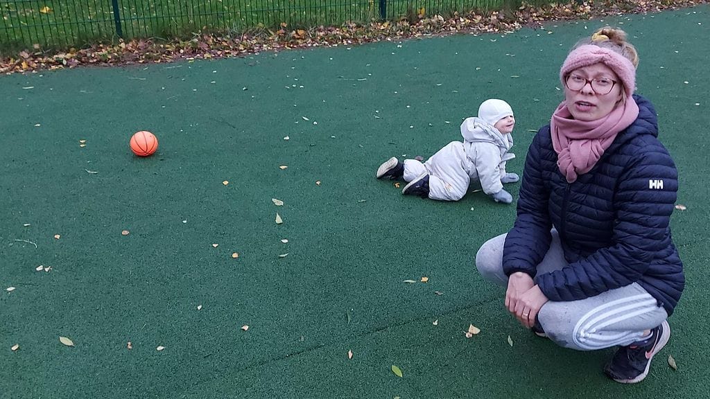 paula halme ja vauva pihalla